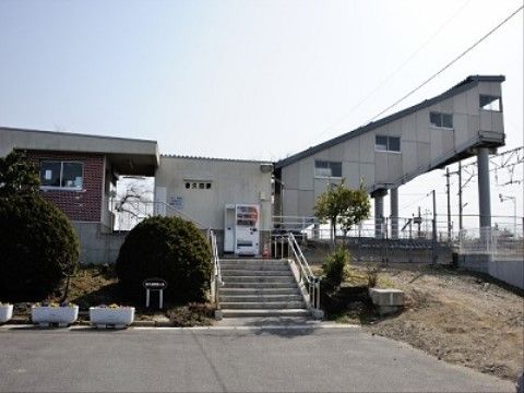 駅が複数、施設の近くにあるので、最寄り駅を自由に選択することができる。駅の近くには、花壇が整備されており、気分転換で立ち寄ることもできる。