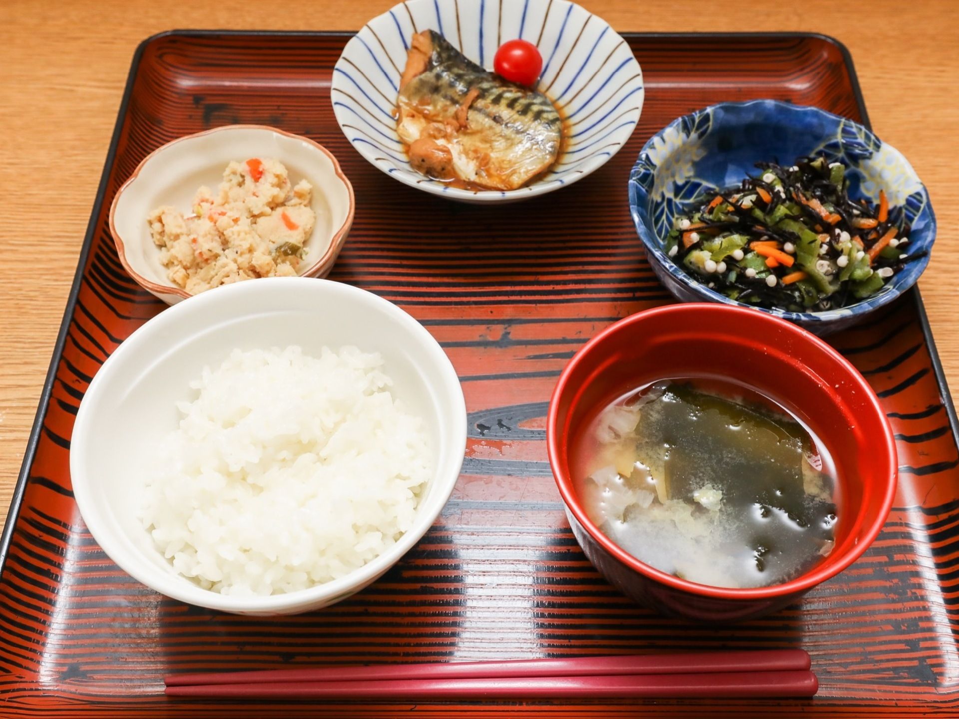 施設で提供される食事の一例である。和食テイストで栄養のバランスを考えたスタッフ手作りの献立となっている。