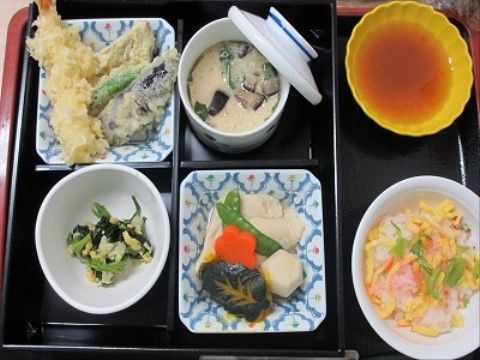 季節の食材を利用した食事が食卓に並べられている。入居者様の健康状態に応じて、食事管理をスタッフが行っている。