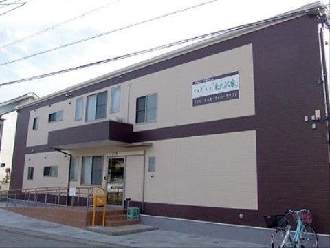 玄関まではスロープと少ない数の階段で進むことができる施設