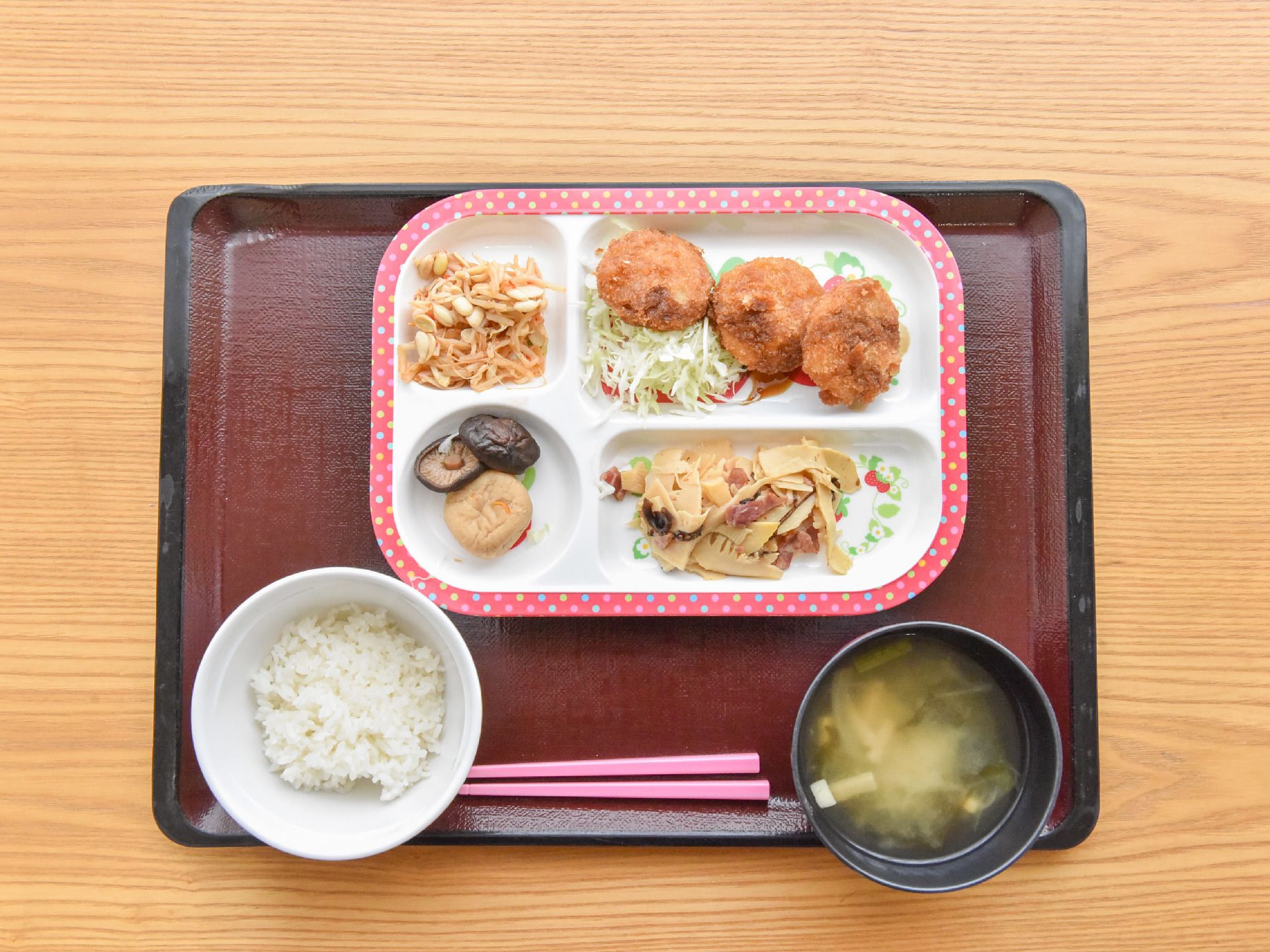 主食はご飯で、汁物は味噌汁。主菜と副菜はワンプレートにまとめられている。主菜の揚げ物に、3品の副菜が添えられている。
