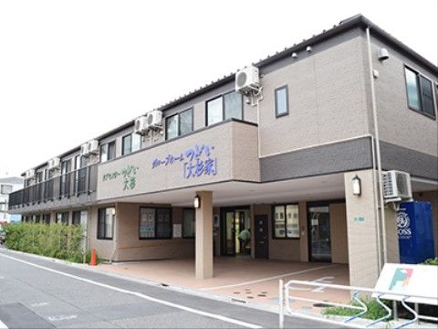 乗り降りがスムーズな、玄関すぐそばにある屋根付きの駐車場