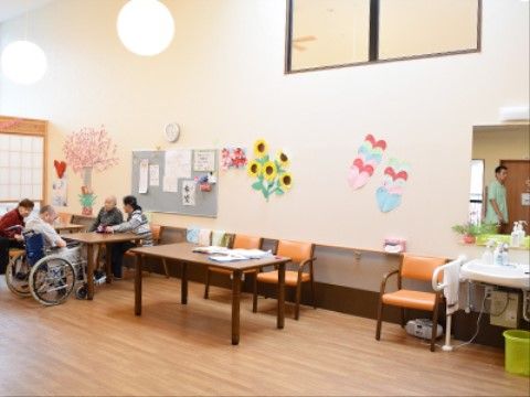 壁には季節の装飾がされた、華やかな雰囲気の共有スペース