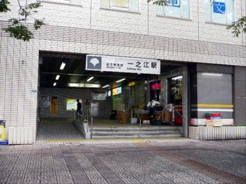 右側に階段、左側には間口の大きなスロープが設置されており、車椅子をご利用の方も楽に通行することができる。