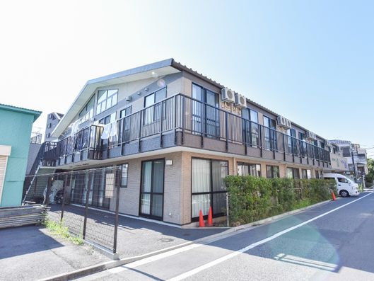 隣の部屋との壁を取り払ったベランダ