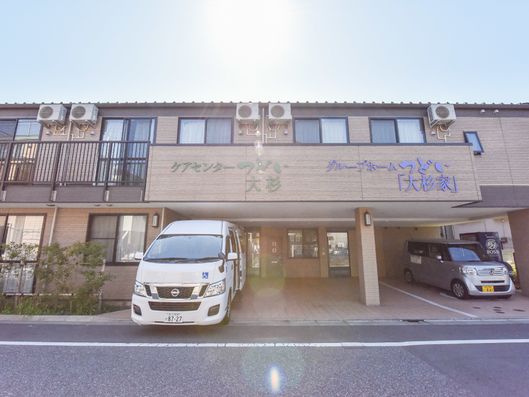 エントランス前の車