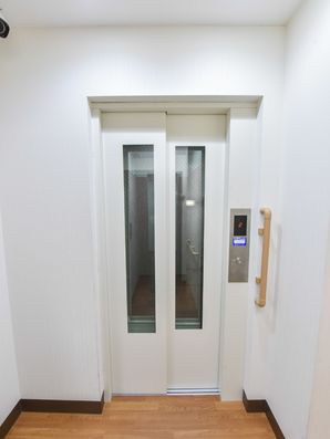 白いエレベーター