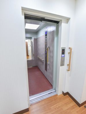 エレベーター内部
