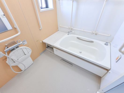 広々とした湯船