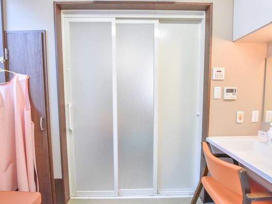 車椅子でも入れる浴室のドア