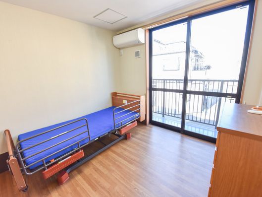 ベッドに落下防止用の柵