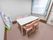 明るい雰囲気の部屋にはピンクと白のかわいらしい4人掛けのテーブルセットが用意されてある。そして真っ白なテーブルは清潔感がある。
