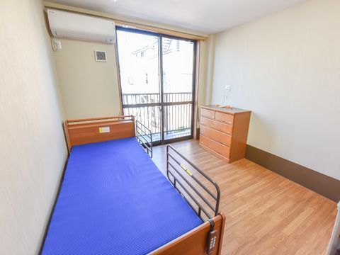 部屋には柵付きのベッドと、タンスが置いてある。それ以外にもまだ十分なスペースが残されているため、用途に応じて利用可能。