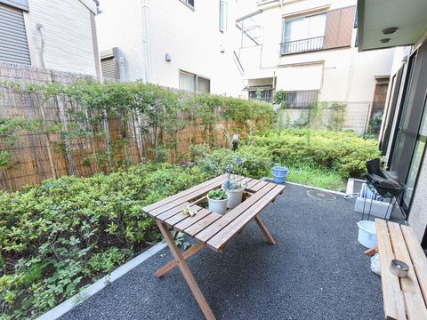 近隣の住宅との境には垣根が設けられている。日当たりが良いので、晴れた日にはテラスで過ごすことも可能。