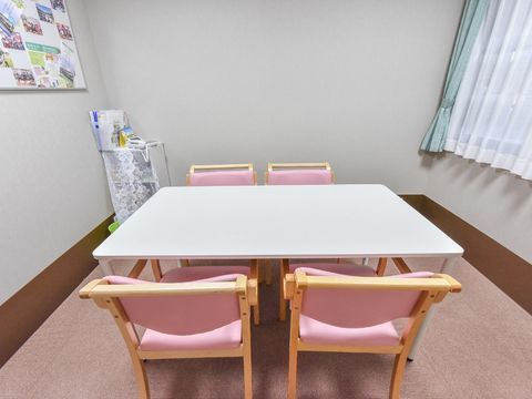 ピンクの椅子と小さいながらも清潔感あふれる空間が気持ちをリラックスさせてくれる。窓があるので明るい空間となっている。