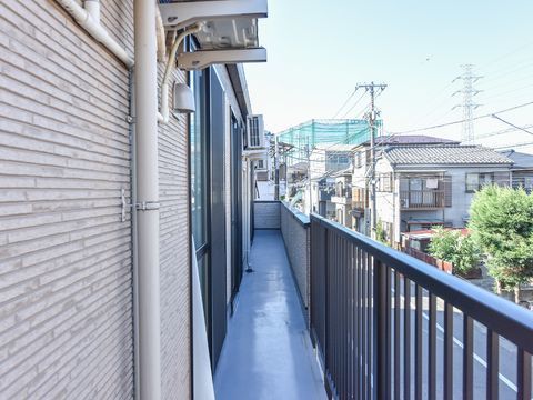 各部屋にはベランダがあるため外の新鮮な空気を吸うことができる。ベランダの柵は高く設置されており安全である。