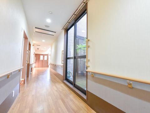 廊下添いには部屋が複数あり、部屋に入る為のドアは開放されている。廊下には大きな引き戸があり、庭が伺える。