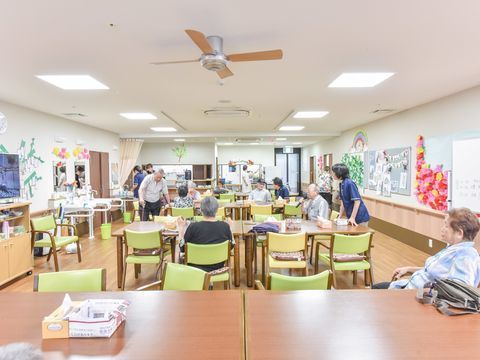 机の上にはティッシュが置いてあるので、必要なときはいつでも使える。各テーブルのスペースに余裕があるので、杖をついていても移動しやすい。