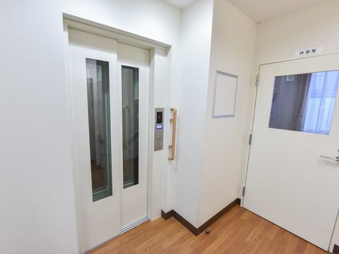 エレベーターの入り口脇には手すりが設けられている。また、エレベーターを降りて直ぐ左手には休息室がある。