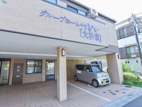 玄関前の駐車スペースには普通車が停められるが、その一角に国際シンボルマークを付けた車専用の駐車スペースがある。