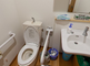 バリアフリーのトイレと洗面所