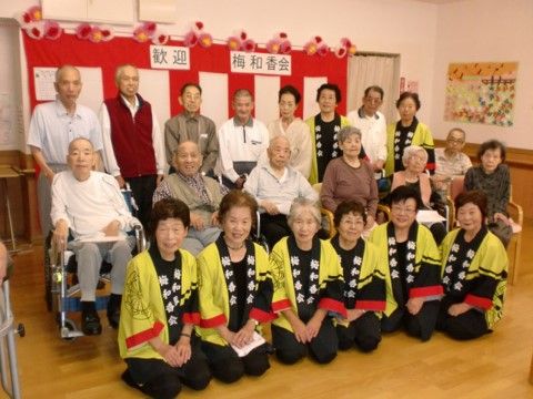 イベントで出し物を披露してくれた地域の方々とご入居者様