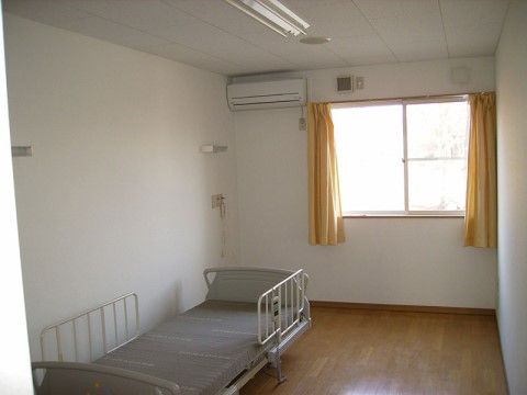 清潔が保たれた部屋には、ベッド・エアコン・カーテンなどが設置されている。好きな家具を持ち込むことができる。