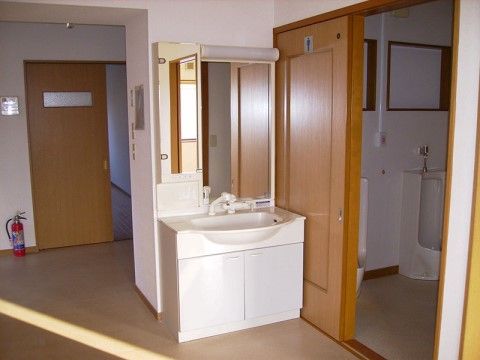 床はバリアフリーなので、車椅子・歩行器などを使っている入居者様にも優しい仕様になっている。洗面所も近くに設置されている。