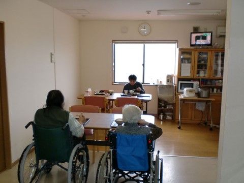 厨房と併設されたダイニングルーム。温かい料理もそのままサーブすることができ、大変便利な仕様になっている。