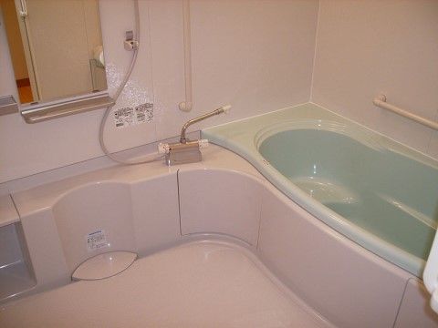 浴槽への出入りを安全に行えるよう、手すりを設置している。シャワーを備え、洗髪や体を洗うのに便利である。