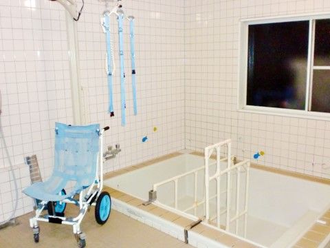 自立困難な場合でも、スタッフによる入浴介助がある。介助器具を使用し、安全かつ快適な入浴タイムを過ごすことができる。