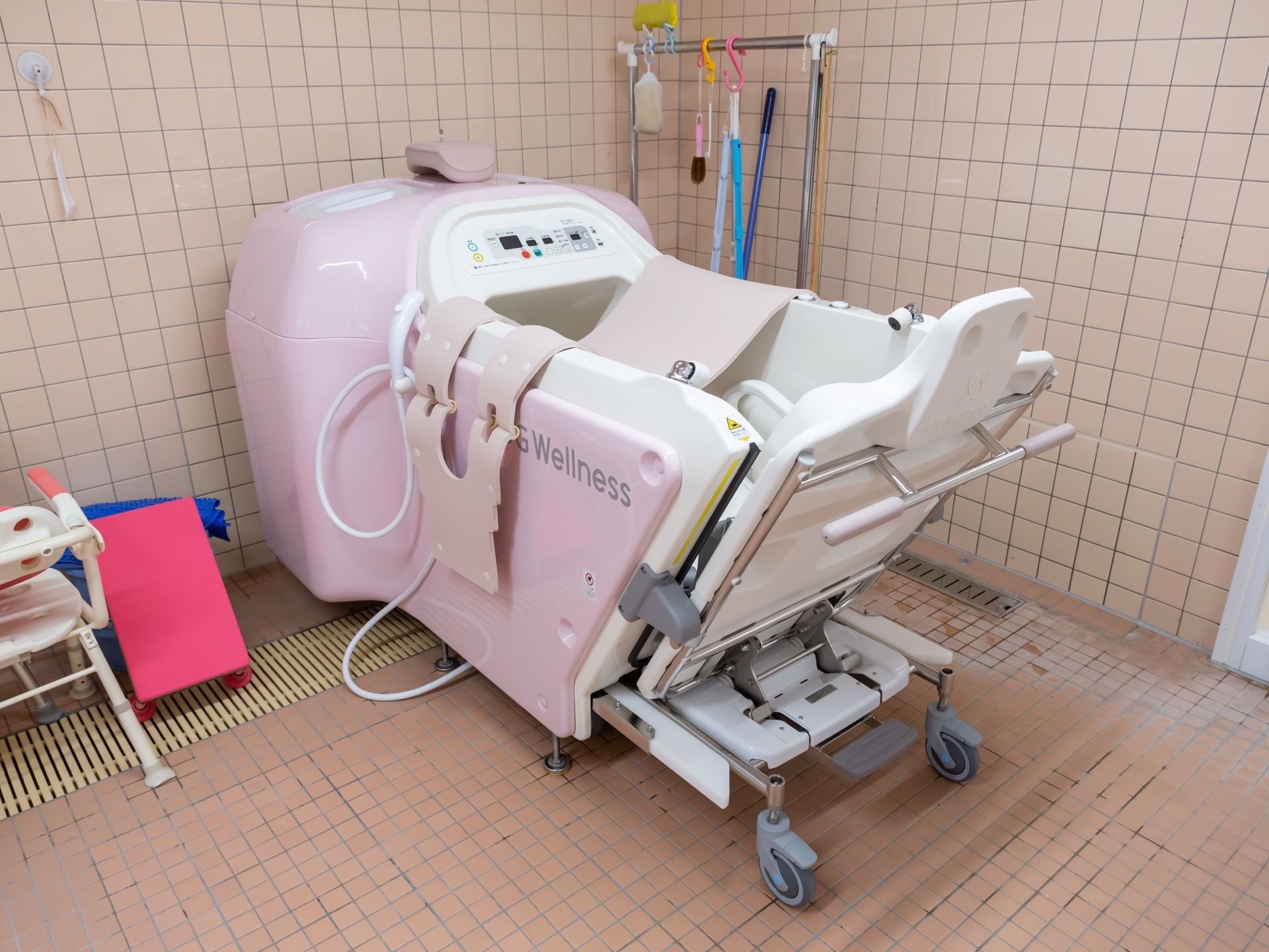 介護度の高い入居者様向けに、特殊浴槽が用意されている。介護用椅子や掃除用具などが周囲に置かれている。