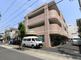施設の外観が写っている街角