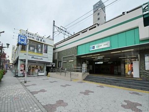 施設の近辺に駅があり、駅前は広々としたスペースが確保されている。緩やかなスロープを通じ、車椅子をご利用の方も入場が可能となっている。