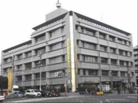 施設のほど近くに警察署も存在している。巡回の警察官により施設周辺の治安が守られており、緊急時にもすぐに駆けつけてくれる。