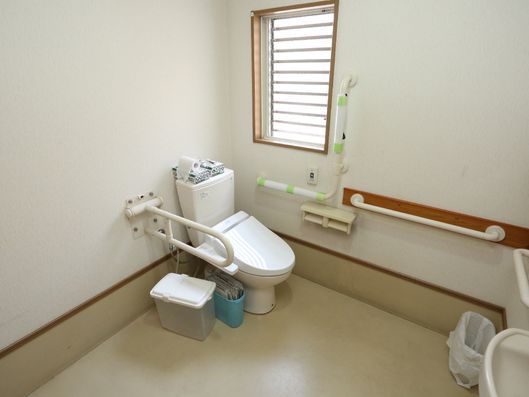 多くの手すりが設置されたトイレ