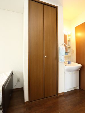 部屋の洗面台とクローゼット