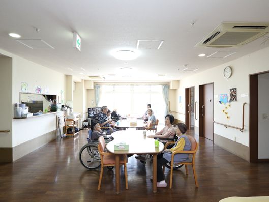 スタッフルームと直結したリビングルーム