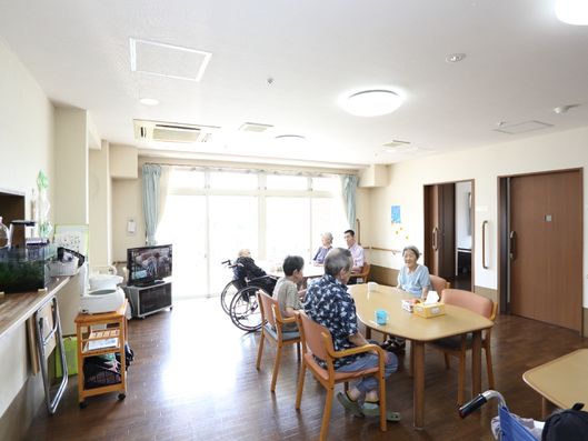 水槽の置かれた広いリビング