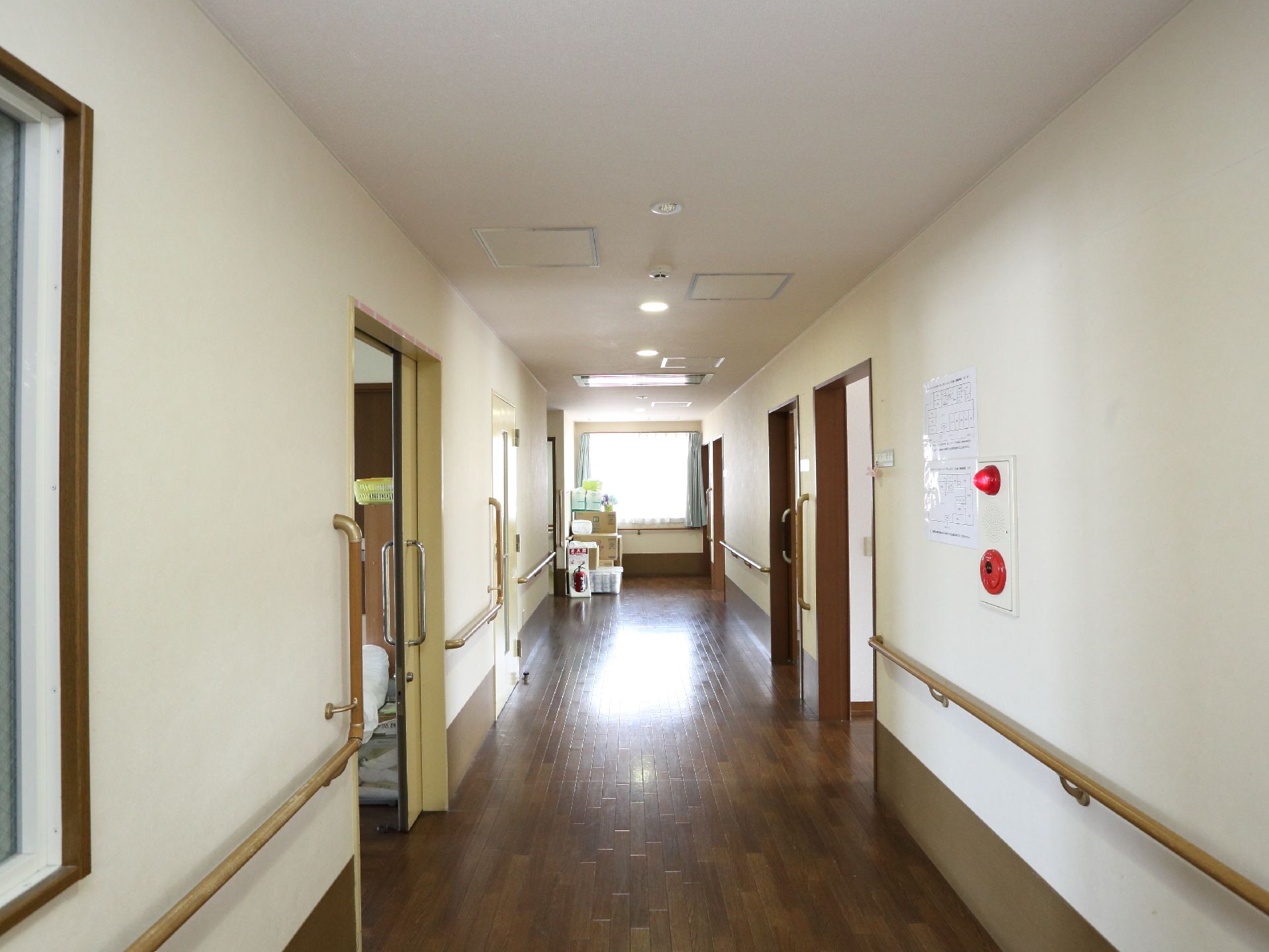 廊下には両サイドに手すりが設置されていて、足の不自由な入居者でも安全に移動できる。各部屋の入り口は引き戸になっている。
