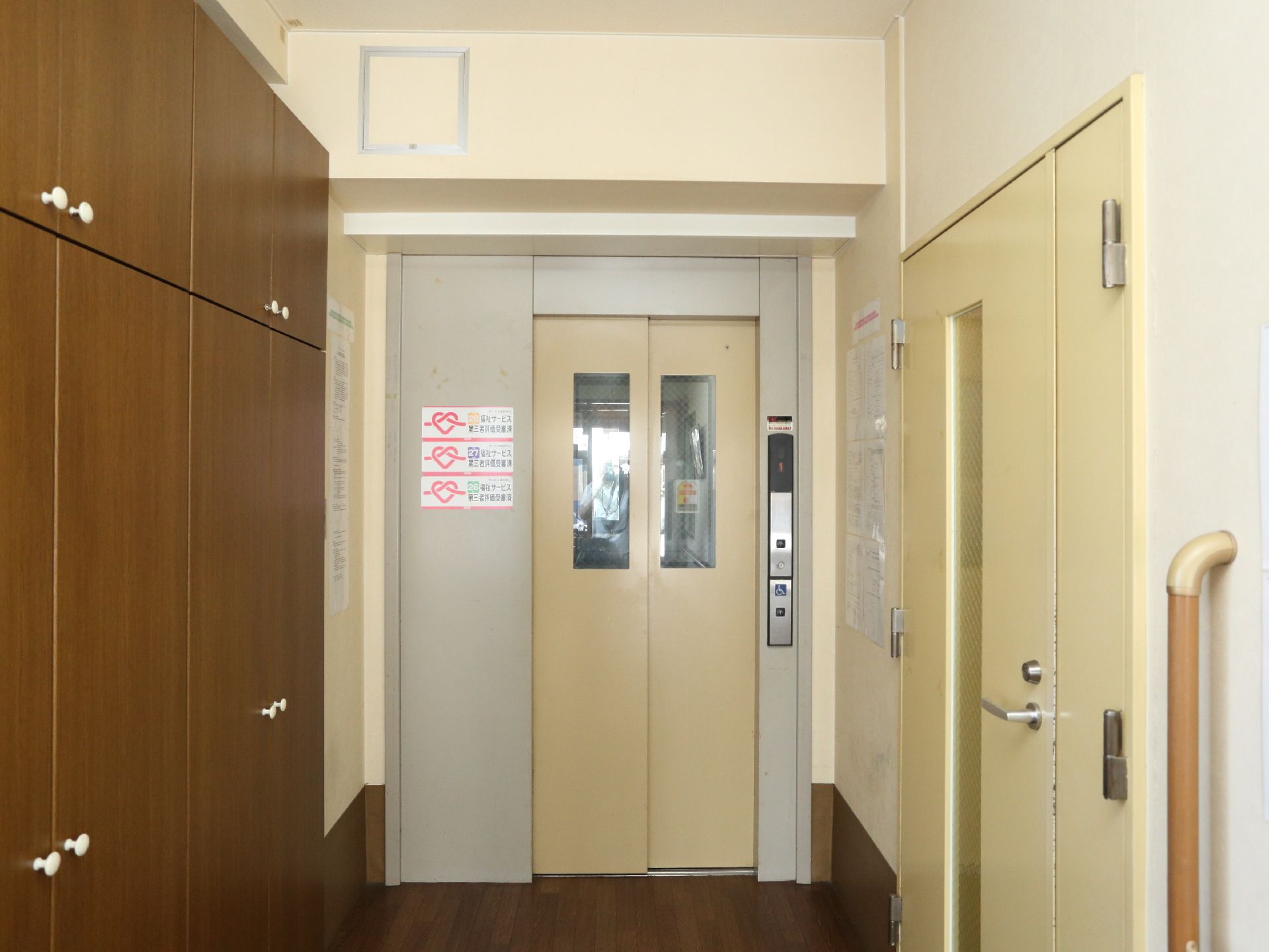 施設内にはエレベーターがついており、足の不自由な方でも不自由なく移動できる。呼び出しボタンは車いす用に低い位置にもついている。