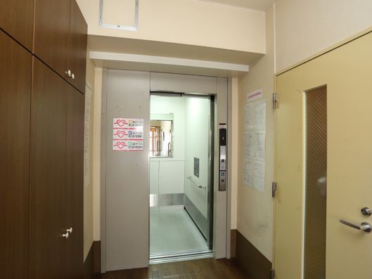 エレベーター内部