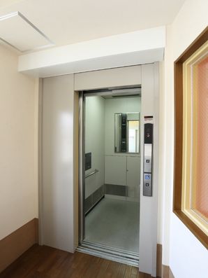 エレベーターの内部