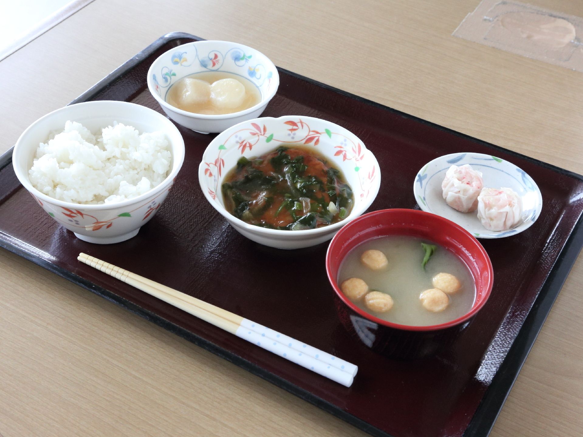 入居者の楽しみの1つである食事は、一汁三菜を基本として野菜を多く使った健康に気を遣ったメニューとなっている。