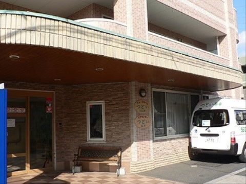 車を玄関のすぐそばまで寄せることができる立地の入り口