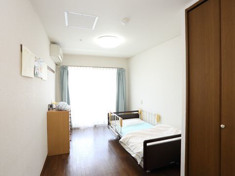 部屋にはベッドや衣装棚が置かれているが、それでも広々としている。エアコンが設置されており、快適に過ごすことができる。