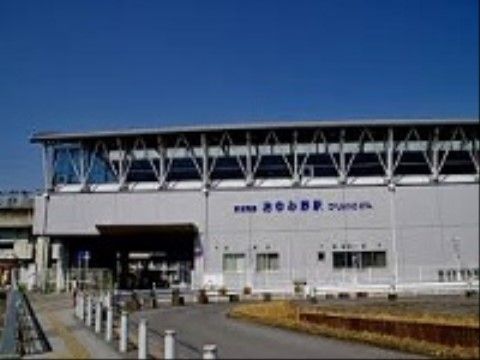 近代的な造りをした最寄り駅である。外出や外泊の際は、こちらの駅をご利用いただける。ご家族の方が面会に来られる時も便利だ。