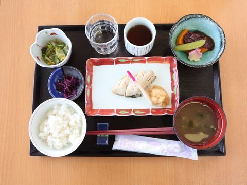 食事はただ食べるだけでなく、見た目にもこだわった盛り付けがされている。そのため、目で見ても楽しむことができる食卓となっている。