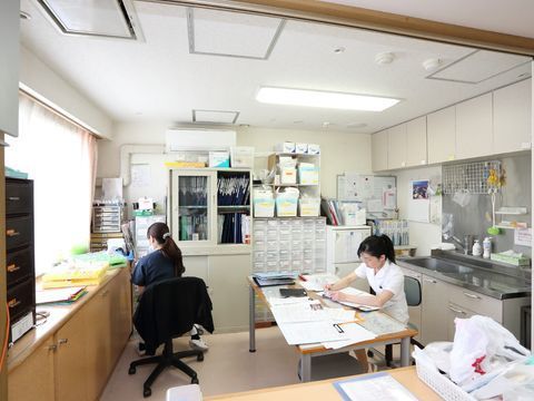 各部屋にはナースコールが設置されていて、いつでも職員を呼び出すことができる。職員は入居者の異変を見逃さないように情報を共有している。