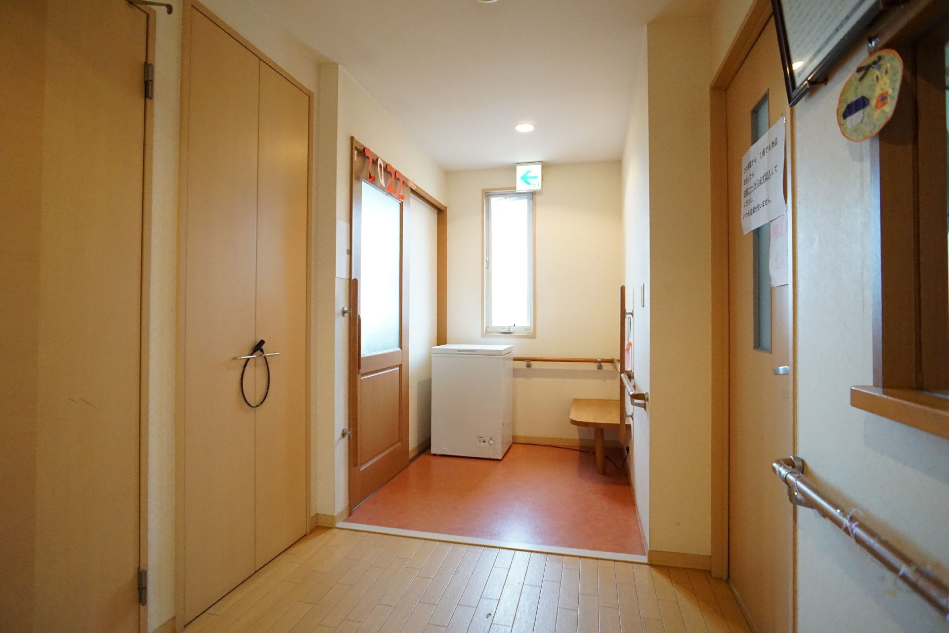非常口の表示がある廊下